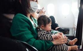 Được tiếp viên đổi cho chỗ ngồi rộng hơn trên máy bay, bà mẹ có con nhỏ hoang mang khi bị hành khách phàn nàn
