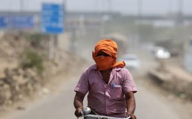 Ấn Độ ban hành cảnh báo đỏ khi nhiệt độ tăng lên gần 50 độ C