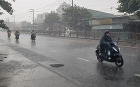 Sấm chớp đùng đùng, TP HCM mưa lớn khắp nơi