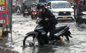 TPHCM: Mưa lớn nhất trong những ngày qua, đường ngập như sông, nhiều xe chết máy