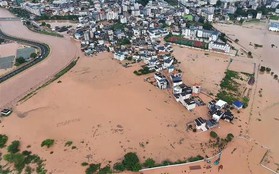 Chùm ảnh: Thành phố biến thành biển vì trận mưa lũ lớn nhất lịch sử, 11.100 người phải sơ tán khẩn cấp, ít nhất 5 người chết, 15 người mất tích