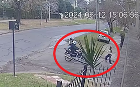 Định cướp của cô gái trên phố, 2 kẻ bất lương gặp ngay quả báo: Video hiện trường gay cấn như phim