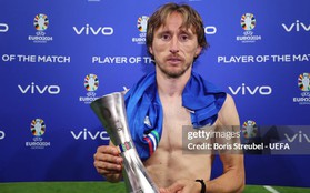 Modric tái hiện hình ảnh "giải thưởng trong bi kịch", sự nghiệp lẫy lừng có một khoảng trống đầy day dứt