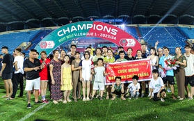 Dàn WAGs đọ sắc trong ngày Nam Định vô địch V.League, gia đình Văn Toàn "độc nhất vô nhị"