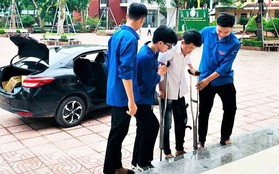 Thí sinh bị gãy khớp gối, chống nạng vào phòng thi tốt nghiệp THPT