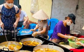 Quán bánh rán mặn hơn 30 năm ở Hồ Tây không biển hiệu vẫn hút khách