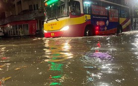 Hà Nội mưa lớn, phố trung tâm ngập gần nửa mét