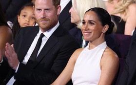 Meghan xuất hiện sang trọng khi đồng hành cùng Harry tại giải thưởng danh giá