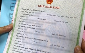 Nam sinh ở Hà Nội bị thu hồi giấy khai sinh: Con buồn chán, mất tự tin, mẹ cảm thấy có lỗi