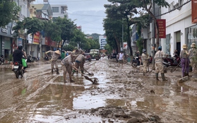 Trời tạnh, nước rút, người dân Sơn La khẩn trương dọn dẹp bùn đất sau lũ