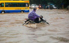 Làm gì khi xe máy bị ngập nước, chết máy vào mùa mưa?