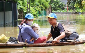 Hà Nội: Nhiều gia đình chèo thuyền, bồng bế con nhỏ di tản khỏi vùng lũ