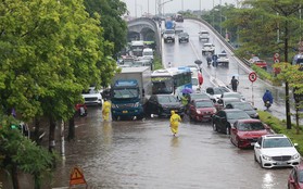 Đường Hà Nội thành 'sông' sau 30 phút mưa lớn, giao thông tê liệt