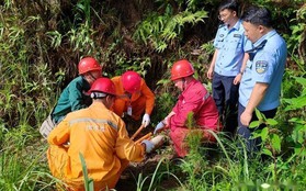 Câu được cục sắt dưới hồ, người đàn ông hoảng sợ khi biết sự thật: Có thể phát nổ bất cứ lúc nào!