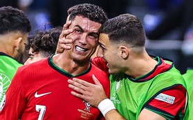 Huyền thoại bóng đá phẫn nộ: “Ronaldo cướp hết cơ hội của đồng đội, lại còn nước mắt cá sấu”