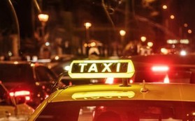 Tranh làn đường, gã trai ép hôn tài xế taxi để trả đũa, cảnh sát phải ra tay