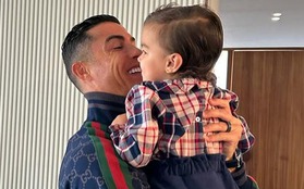 Con gái Ronaldo mới 2 tuổi đã biết đá bóng