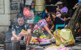 Phố cổ Hà Thành đỏ lửa, nghi ngút khói đốt vàng mã cúng Rằm tháng bảy