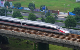 Tàu cao tốc Trung Quốc chạy 350 km/h nhưng đồng xu đứng yên không đổ