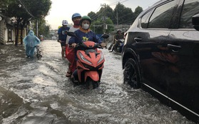 Loạt ảnh đường phố TP HCM mênh mông nước sau trận mưa lớn chiều nay