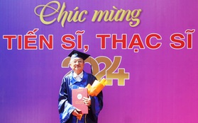 Cụ ông 74 tuổi vẫn lấy bằng thạc sĩ