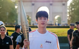 Jin (BTS) có khoảnh khắc rước đuốc Olympic xuất sắc nhất