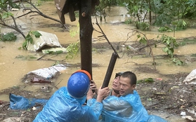 Người dân bãi Thúy Lĩnh (Hà Nội) căng mình chặn nước lũ tràn vào khu dân cư