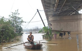 Người dân ven sông Hồng đếm từng giây chờ lũ rút để được về nhà