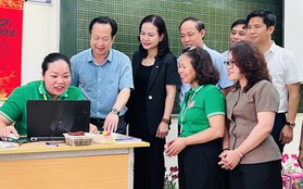 Hà Nội: Hàng trăm trường phải học trực tuyến, thầy trò tất tả "chạy" bão lũ