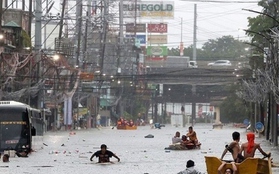 Philippines cấm cư dân Manila bơi trong nước lũ để giải trí