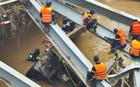 "Người nhái" đã tiếp cận hiện trường phát hiện chiếc xe ô tô đầu kéo trong vụ sập cầu Phong Châu