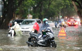 Mưa rất lớn, diễn biến ngập lụt ở Hà Nội thêm phức tạp