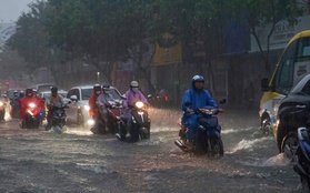 Mưa trắng trời khiến nhiều tuyến phố Đà Nẵng ngập sâu, hàng loạt xe chết máy, người dân chật vật di chuyển