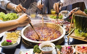 Người phụ nữ ăn buffet 4 tiếng đồng hồ nhưng cứ 15 phút lại vào WC 1 lần: Chủ cửa hàng theo dõi vạch trần thủ đoạn tinh vi