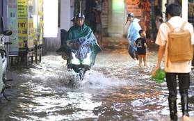 Mưa lớn tối cuối tuần khiến nhiều tuyến phố Hà Nội ngập sâu, người dân chật vật dắt xe chết máy