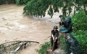 Nhà đổ sập, nước ngập sâu, huyện Mường Lát bị chia cắt