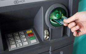 Thấy bàn phím ATM nhô cao hơn bình thường và nhiều dấu hiệu lạ khác, người dùng ngân hàng dừng ngay giao dịch để tránh bị đánh cắp thông tin!