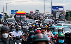 Cửa ngõ miền Tây “tê liệt”, hàng nghìn phương tiện chôn chân nhiều giờ đồng hồ vẫn chưa thể vào TP.HCM