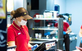 Vụ bê bối gây rúng động McDonald’s ở Anh: hơn 700 cựu nhân viên cáo buộc bị gạ “đổi sex lấy việc làm”