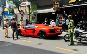 Lamborghini đột ngột dừng giữa đường, người dân phát hiện tài xế có biểu hiện bất thường liền báo cảnh sát