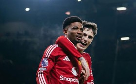 Sao trẻ lập hattrick trong 12 phút, Man Utd thắng ngược đội cuối bảng