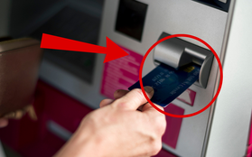 Rút tiền ở máy ATM, lưu ý kỹ điều này kẻo mất sạch tiền trong tài khoản