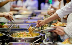 Khách mua 1 suất buffet 120.000 đồng cho 3 người, bị nhà hàng nhắc nhở liền phản ứng: “Chúng tôi sợ lãng phí đồ ăn”