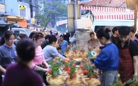 Người Hà Nội chen chân ở chợ từ sớm để mua đồ cúng trong ngày tiễn ông Táo về trời