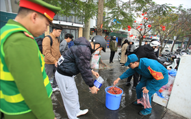 Thả cá kiểu mới ngày ông Công ông Táo tại Hà Nội: Nhiều người hưởng ứng, một số người còn lo ngại