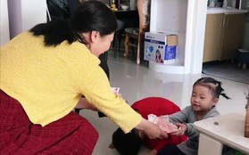 Con gái hỏi "Tại sao bà nội lại lì xì ít hơn bà ngoại?", câu trả lời của nàng dâu khiến cả nhà chồng xuýt xoa: Sao mà khéo thế!