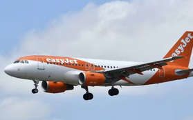 Phi công bất ngờ ngã gục, máy bay hãng EasyJet phải hạ cánh khẩn cấp