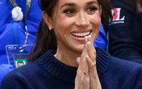 Meghan bất ngờ đeo nhẫn mang biểu tượng của Hoàng gia Anh, liệu đó có phải là một thông điệp gửi nhà chồng?