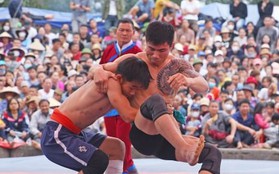 Về hội làng hạ cao thủ MMA, đô vật cầm xô, bao tải hứng 'mưa' tiền