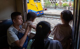 "Trên tàu cao tốc, tôi chứng kiến toàn bộ quá trình một đứa trẻ trở nên thấp kém"